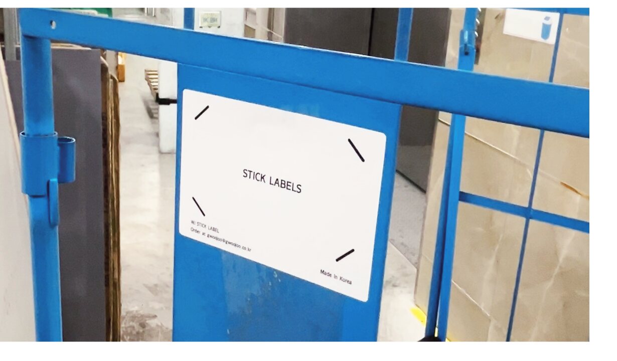 철 파레트에 부착된 STICK LABEL 라벨홀더
